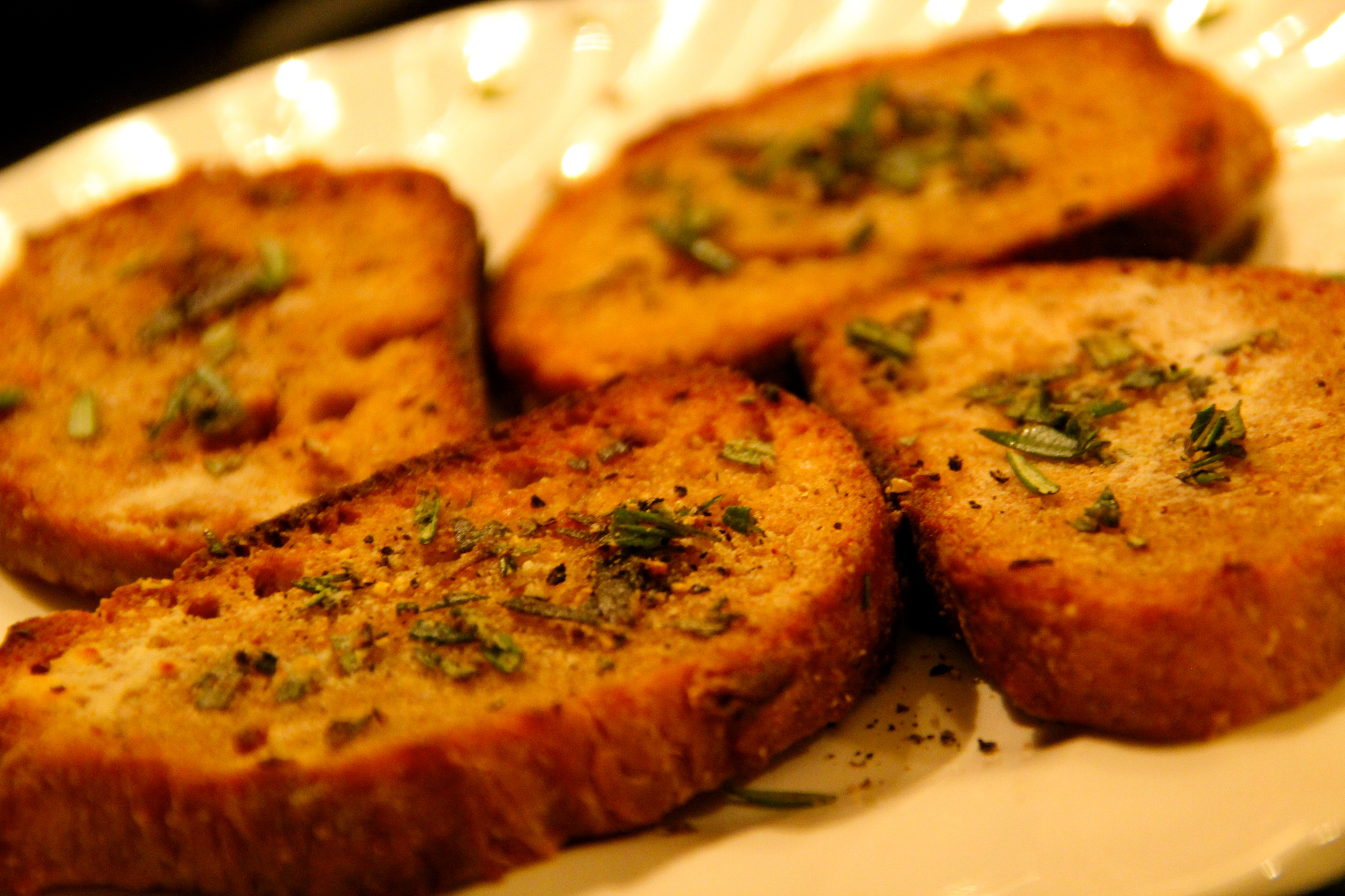 Pain Grillé Au Le Romarin  (Grilled Rosemary French Bread)